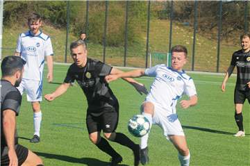 Derbyzeit am Segensberg mit außergewöhnlichem Zwischenspiel: Hochlars Felix Kranjc (r.) im Duell mit Jovica Cirkovic (FC 96).