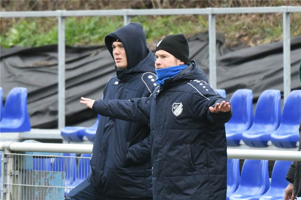 DerFC Frohlinde II (Kreisliga A) setzte sich im Testspiel gegen SW Röllinghausen II aus der Recklinghäuser Kreisliga B mit 7:3 (3:2) durch. Das Team von Trainer Alexander Sube kam durch Daniel Märtin (2), Pascal Adrian, Pascal Eiba, Co-Trainer Lennart Reichel, Samir Karajic und Lukas Kothe zu Toren.