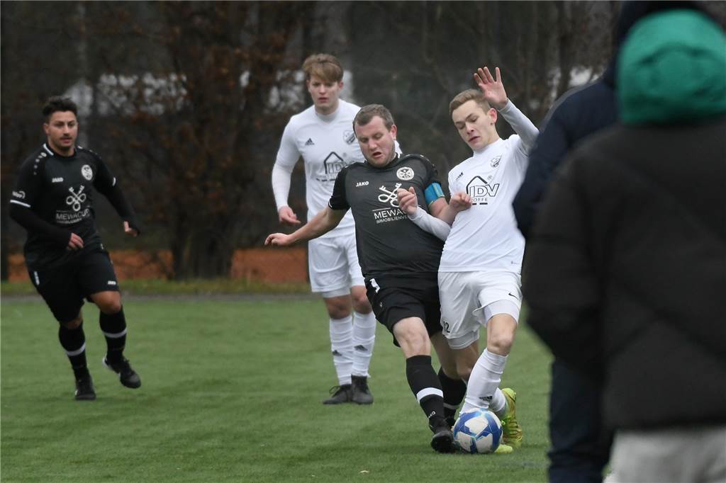 DerFC Frohlinde II (Kreisliga A) setzte sich im Testspiel gegen SW Röllinghausen II aus der Recklinghäuser Kreisliga B mit 7:3 (3:2) durch. Das Team von Trainer Alexander Sube kam durch Daniel Märtin (2), Pascal Adrian, Pascal Eiba, Co-Trainer Lennart Reichel, Samir Karajic und Lukas Kothe zu Toren.