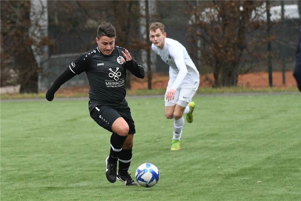 DerFC Frohlinde II (Kreisliga A) setzte sich im Testspiel gegen SW Röllinghausen II aus der Recklinghäuser Kreisliga B mit 7:3 (3:2) durch. Das Team von Trainer Alexander Sube kam durch Daniel Märtin (2), Pascal Adrian, Pascal Eiba, Co-Trainer Lennart Reichel, Samir Karajic und Lukas Kothe zu Toren.