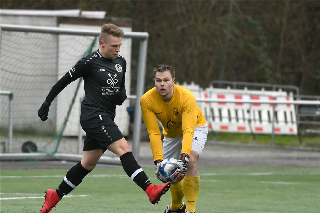 DerFC Frohlinde II (Kreisliga A) setzte sich im Testspiel gegen SW Röllinghausen II aus der Recklinghäuser Kreisliga B mit 7:3 (3:2) durch. Das Team von Trainer Alexander Sube kam durch Daniel Märtin (2), Pascal Adrian, Pascal Eiba, Co-Trainer Lennart Reichel, Samir Karajic und Lukas Kothe zu Toren.