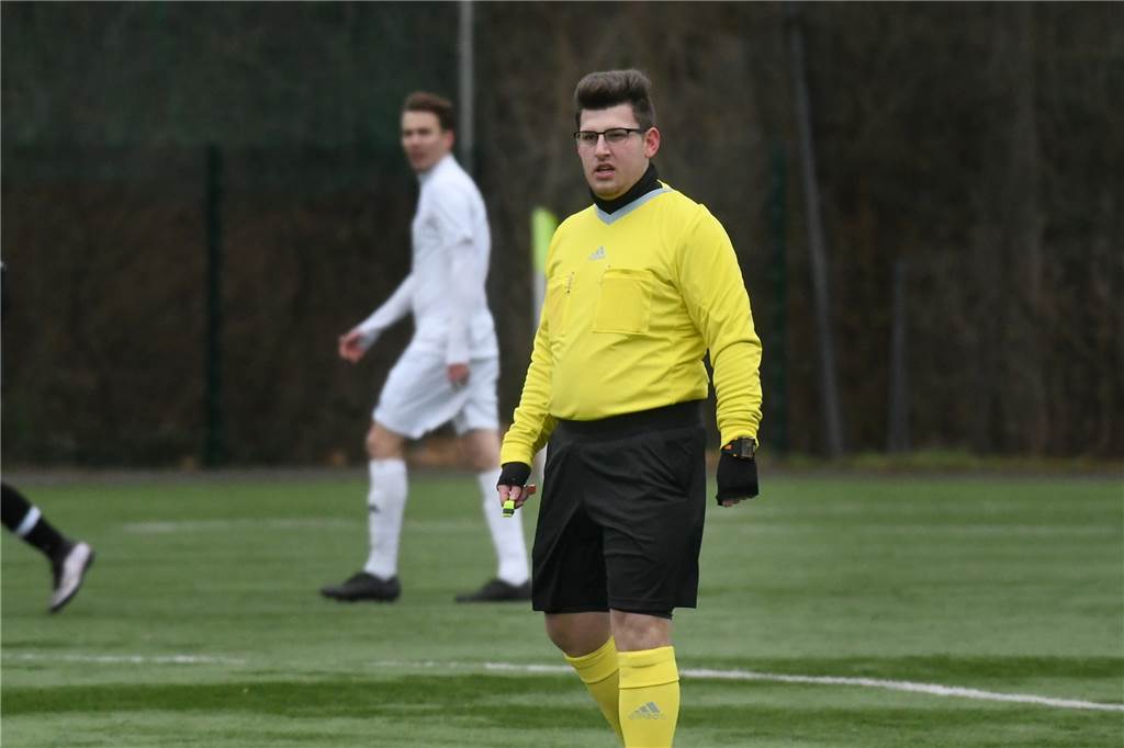 DerFC Frohlinde II (Kreisliga A) setzte sich im Testspiel gegen SW Röllinghausen II aus der Recklinghäuser Kreisliga B mit 7:3 (3:2) durch. Das Team von Trainer Alexander Sube kam durch Daniel Märtin (2), Pascal Adrian, Pascal Eiba, Co-Trainer Lennart Reichel, Samir Karajic und Lukas Kothe zu Toren.