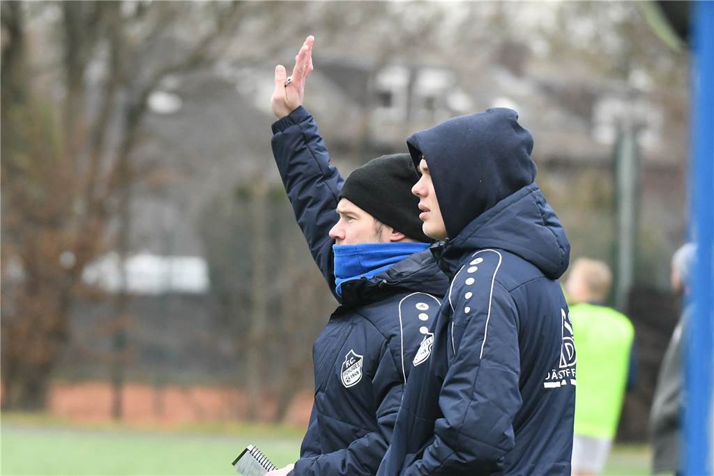 DerFC Frohlinde II (Kreisliga A) setzte sich im Testspiel gegen SW Röllinghausen II aus der Recklinghäuser Kreisliga B mit 7:3 (3:2) durch. Das Team von Trainer Alexander Sube kam durch Daniel Märtin (2), Pascal Adrian, Pascal Eiba, Co-Trainer Lennart Reichel, Samir Karajic und Lukas Kothe zu Toren.