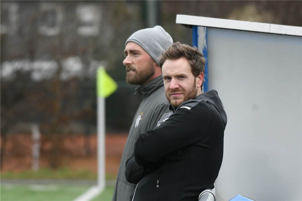DerFC Frohlinde II (Kreisliga A) setzte sich im Testspiel gegen SW Röllinghausen II aus der Recklinghäuser Kreisliga B mit 7:3 (3:2) durch. Das Team von Trainer Alexander Sube kam durch Daniel Märtin (2), Pascal Adrian, Pascal Eiba, Co-Trainer Lennart Reichel, Samir Karajic und Lukas Kothe zu Toren.