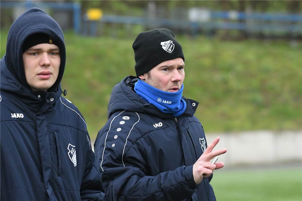 DerFC Frohlinde II (Kreisliga A) setzte sich im Testspiel gegen SW Röllinghausen II aus der Recklinghäuser Kreisliga B mit 7:3 (3:2) durch. Das Team von Trainer Alexander Sube kam durch Daniel Märtin (2), Pascal Adrian, Pascal Eiba, Co-Trainer Lennart Reichel, Samir Karajic und Lukas Kothe zu Toren.