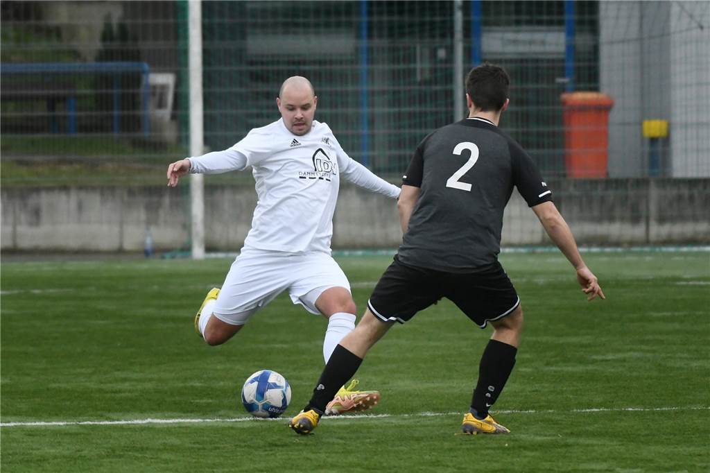 DerFC Frohlinde II (Kreisliga A) setzte sich im Testspiel gegen SW Röllinghausen II aus der Recklinghäuser Kreisliga B mit 7:3 (3:2) durch. Das Team von Trainer Alexander Sube kam durch Daniel Märtin (2), Pascal Adrian, Pascal Eiba, Co-Trainer Lennart Reichel, Samir Karajic und Lukas Kothe zu Toren.