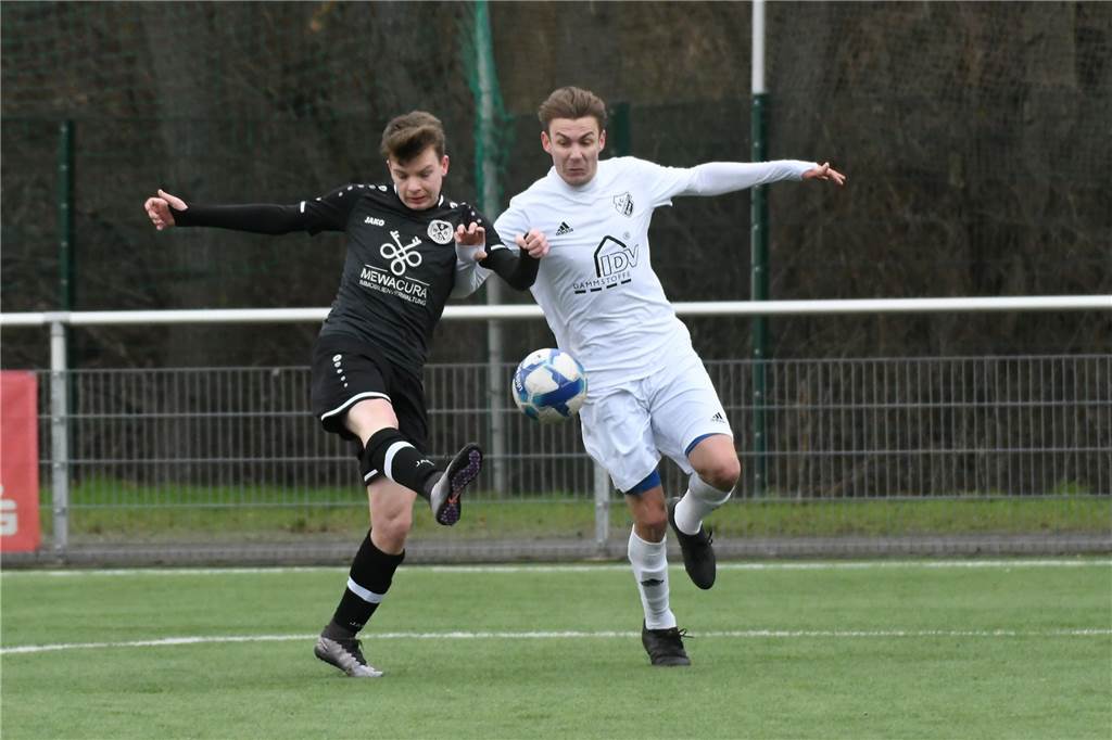 DerFC Frohlinde II (Kreisliga A) setzte sich im Testspiel gegen SW Röllinghausen II aus der Recklinghäuser Kreisliga B mit 7:3 (3:2) durch. Das Team von Trainer Alexander Sube kam durch Daniel Märtin (2), Pascal Adrian, Pascal Eiba, Co-Trainer Lennart Reichel, Samir Karajic und Lukas Kothe zu Toren.