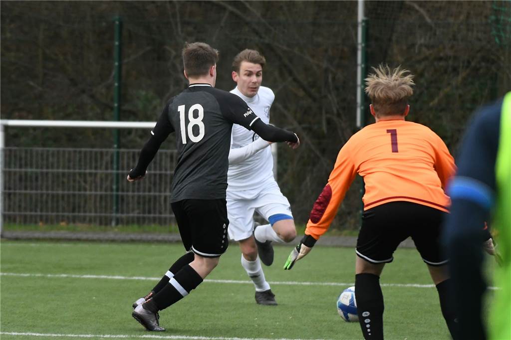 DerFC Frohlinde II (Kreisliga A) setzte sich im Testspiel gegen SW Röllinghausen II aus der Recklinghäuser Kreisliga B mit 7:3 (3:2) durch. Das Team von Trainer Alexander Sube kam durch Daniel Märtin (2), Pascal Adrian, Pascal Eiba, Co-Trainer Lennart Reichel, Samir Karajic und Lukas Kothe zu Toren.
