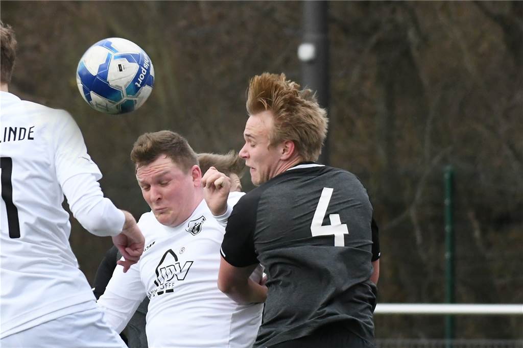 DerFC Frohlinde II (Kreisliga A) setzte sich im Testspiel gegen SW Röllinghausen II aus der Recklinghäuser Kreisliga B mit 7:3 (3:2) durch. Das Team von Trainer Alexander Sube kam durch Daniel Märtin (2), Pascal Adrian, Pascal Eiba, Co-Trainer Lennart Reichel, Samir Karajic und Lukas Kothe zu Toren.