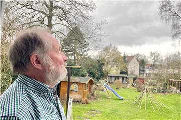 Derick Meßling auf der Terrasse seines Hauses im Ortskern von Aplerbeck: Hier bekommt man den Lärm der landenden und startenden Flugzeuge voll mit.