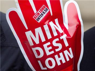Der Mindestlohn beträgt nach einer ersten Anpassung inzwischen 8,84 Euro in der Stunde. Foto: Jens Wolf