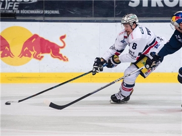 Deron Quint fällt mit einer Beinverletzung für den EHC München im Playoff-Finale aus. Foto: Matthias Balk