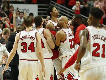 Derrick Rose (M.) war bei den Chicago Bulls der Matchwinner. Foto: Kamil Krzaczynski