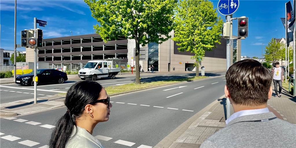 Neuer Name für Hermannstraße gesucht: „Nur nicht Hörder Bahnhofstraße“ Derya Aksoy-Yücel und ihr Mann Cengizhan Yücel auf dem Stück der Hermannstraße, das umbenannt werden soll. Sie sammelten Unterschriften, damit dieses Straßenstück nicht künftig Hörder Bahnhofstraße heißen wird.