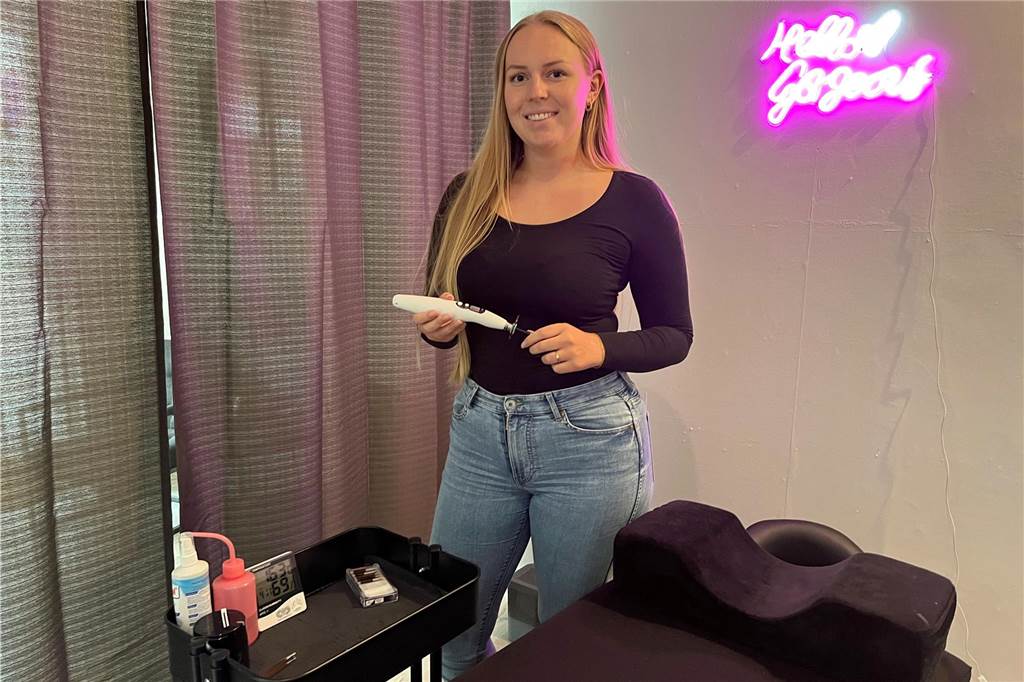 Aileen Flamme (23) hat ganz spontan eigenen Beautysalon aufgemacht Derzeit behandelt Aileen Flamme noch nebenberuflich. Aber sie plant schon weiter....
