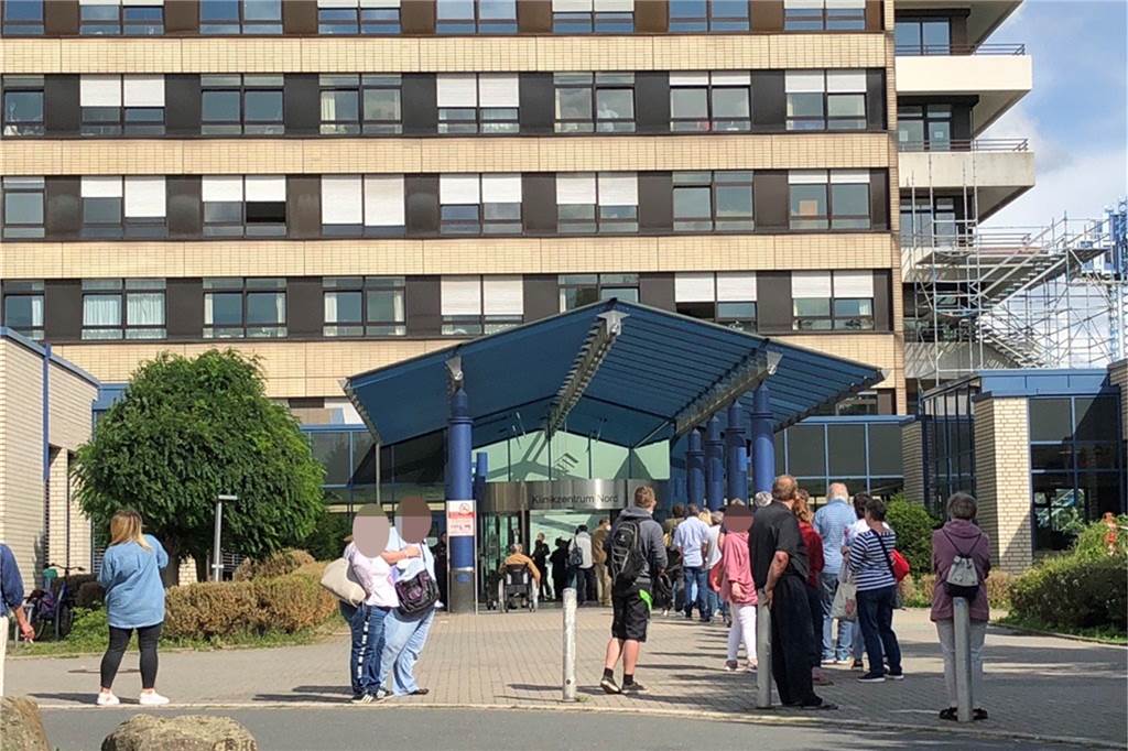 Klinikum Nord: Besucher droht mit Explosion im Krankenhaus Derzeit bildet sich eine lange Schlange am Klinikum. Nicht alle wissen, was hier passiert sein soll.
