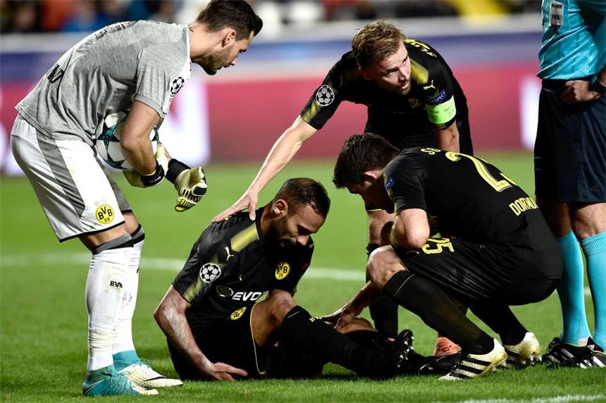 Schmelzer nimmt BVB-Torhüter Bürki in Schutz Derzeit eine Baustelle: die BVB-Abwehr um Torhüter Roman Bürki (l.).