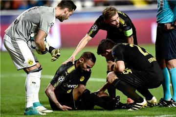 Derzeit eine Baustelle: die BVB-Abwehr um Torhüter Roman Bürki (l.).