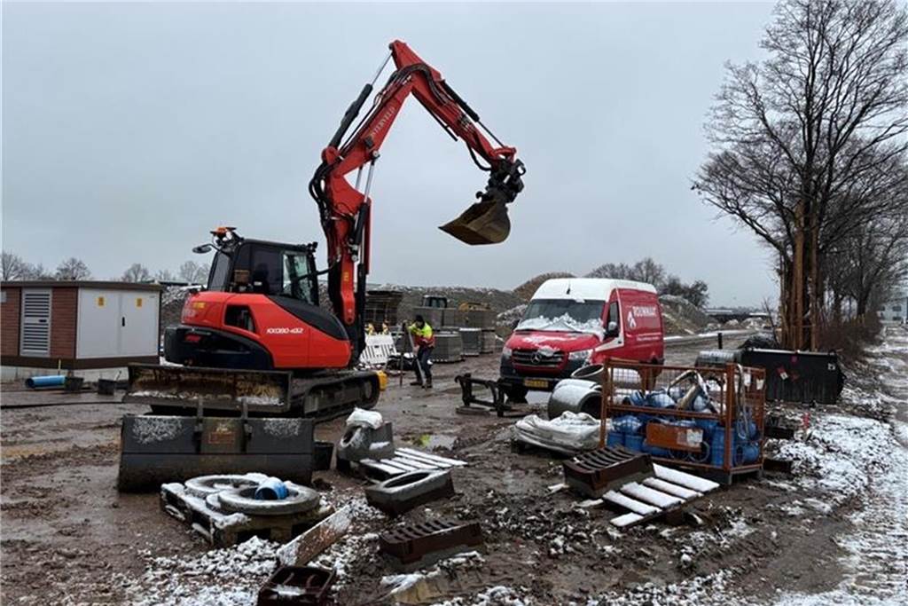 Ausbau verzögert sich: Amselstraße bleibt weiter gesperrt Ein Bagger, ein Bulli und Bauarbeiter
