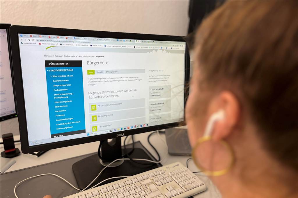 Abschaffung der Terminpflicht im Bürgerbüro Werne: FDP will Service verbessern Eine Frau schaut auf die Homepage der Stadt Werne.