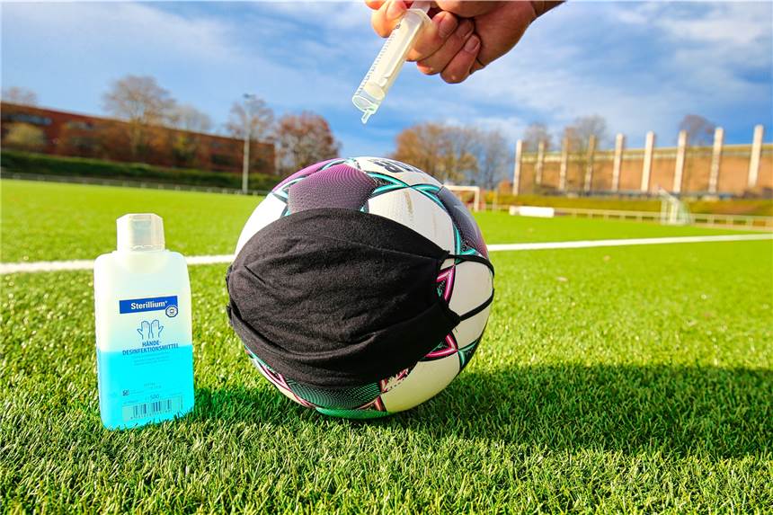 Virologe kritisiert Sport-Einschränkungen: „Ansteckungen beim Fußball sind fast auszuschließen“ Derzeit haben viele Outdoor-Sportler - wie zum Beispiel Fußballer - keine Möglichkeit, ihrer Sportart nachzugehen.