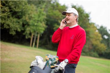 Derzeit heißt es eher Golf- statt Fußballplatz: Doch Peter Neururer wird auch bei der WM ganz genau hinschauen.