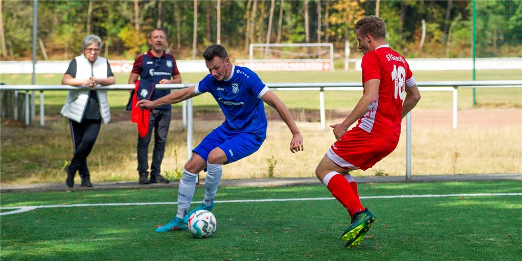 Lucas Mann erklärt Flaesheims Aufschwung: „Wir haben den Schalter umgelegt“ Derzeit in bestechender Form und mit großem Anteil an den ersten beiden Bezirksliga-Siegen von Concordia Flaesheim: Lucas Mann (l.) war in den vergangenen beiden Spielen an allen Toren beteiligt.