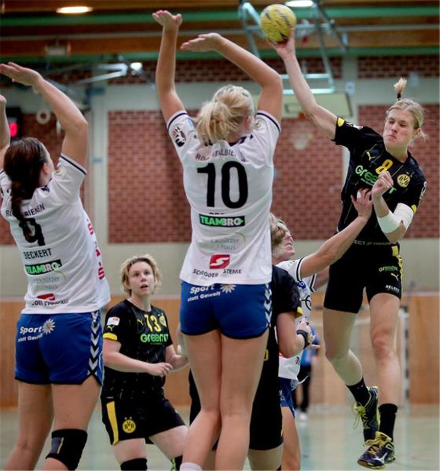 Potocki: "Jede versucht für die andere zu spielen" Derzeit kaum zu bremsen: Borussias Rückraumspielerin Sally Potocki (r.).