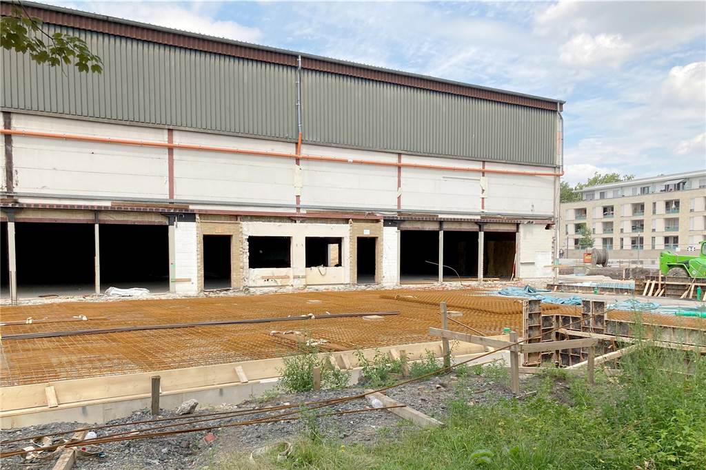 Derzeit laufen noch die Rohbauarbeiten an der Halle. Bis Herbst sollen sie abgeschlossen sein.