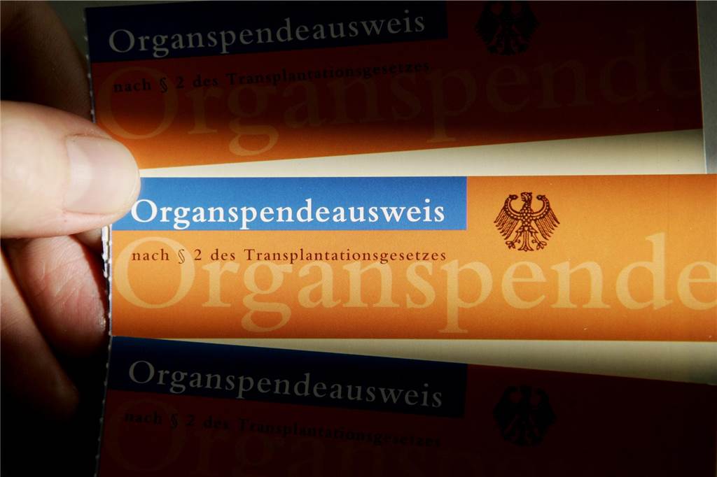 Her mit der Widerspruchsregelung: Rettet endlich mehr Leben durch Organspenden! Derzeit muss die Bereitschaft zum Organspenden im Organspendeausweis erklärt werden. Doch um die Situation der Betroffenen zu verbessern, muss die Widerspruchsregelung kommen.