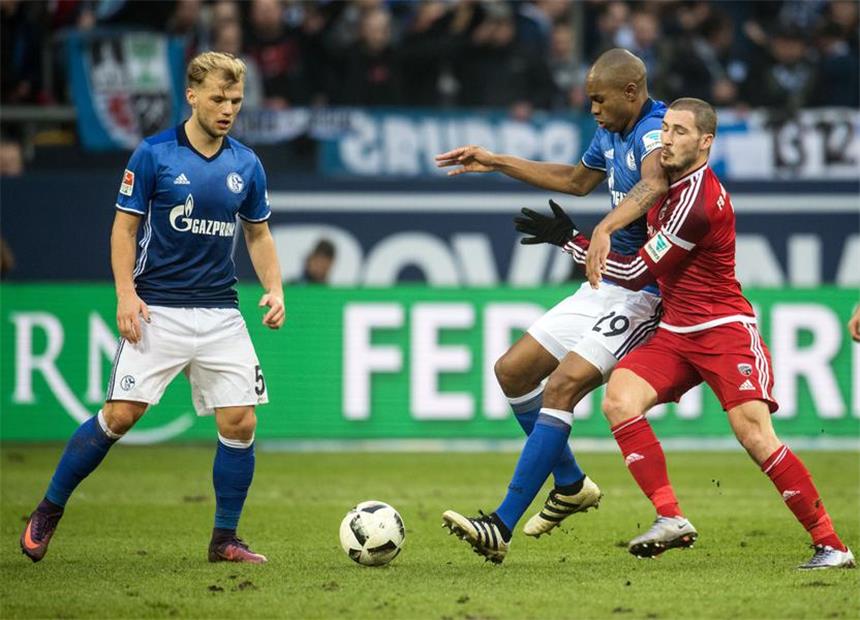 Schalkes Johannes Geis ist oft nur Bankdrücker Derzeit oft nur Zuschauer, wenn es bei den Königsblauen um die Startformation geht: Schalkes Mittelfeldspieler Johannes Geis (l.).