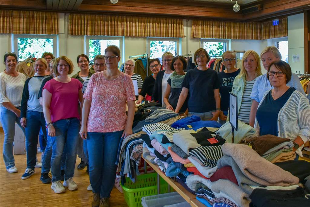 Falten, ordnen, beraten: Frauenkleiderbörse wirbt um Nachwuchs Gruppenbild Frauenkleiderbörse Aufbau