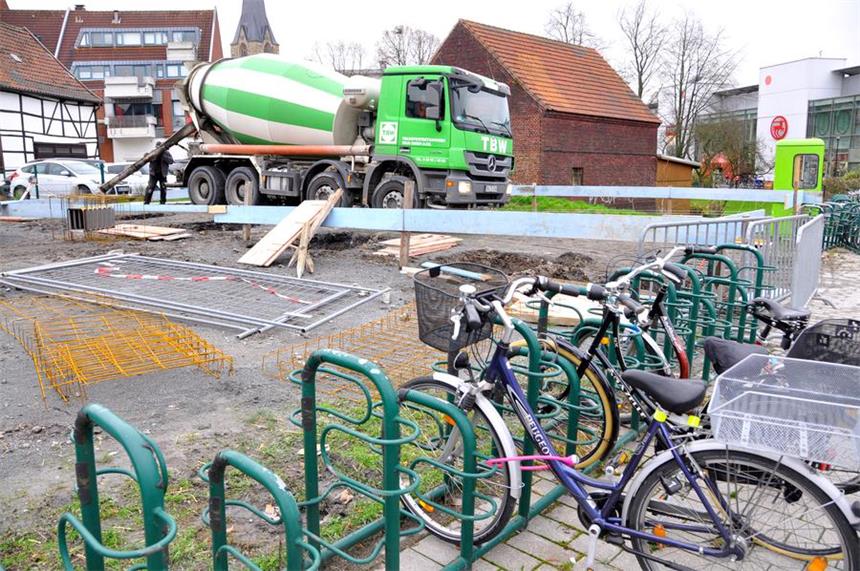 So soll Werne fahrradfreundlicher werden Derzeit parken die Räder am Busbahnhof noch in konventionellen Ständern. Doch im Hintergrund entstehen bereits die Fundamente für das neue Fahrradparkhaus am Schlot.