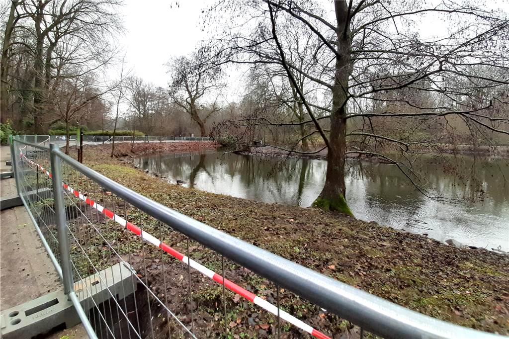 Derzeit stehen Absperrgitter auf der einen Seite des Gewässers.