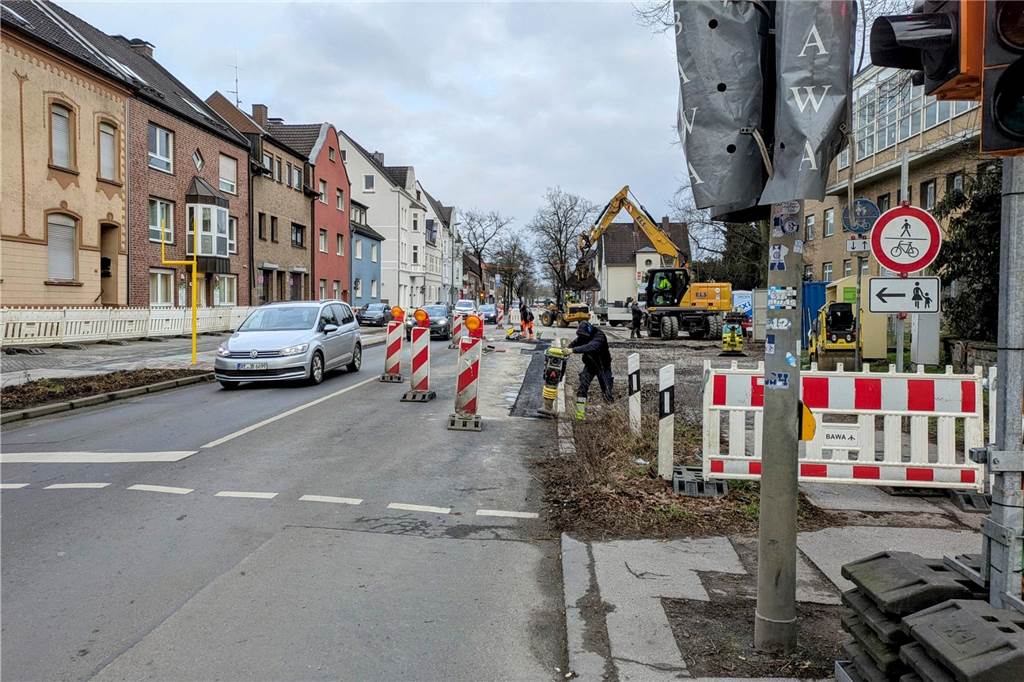„Busse blockieren Verkehr“: Diskussion um umgebaute Haltestellen Derzeit werden auch die Bushaltestellen "Lindenfelder Allee" in Höhe der ZUE barrierefrei ausgebaut.