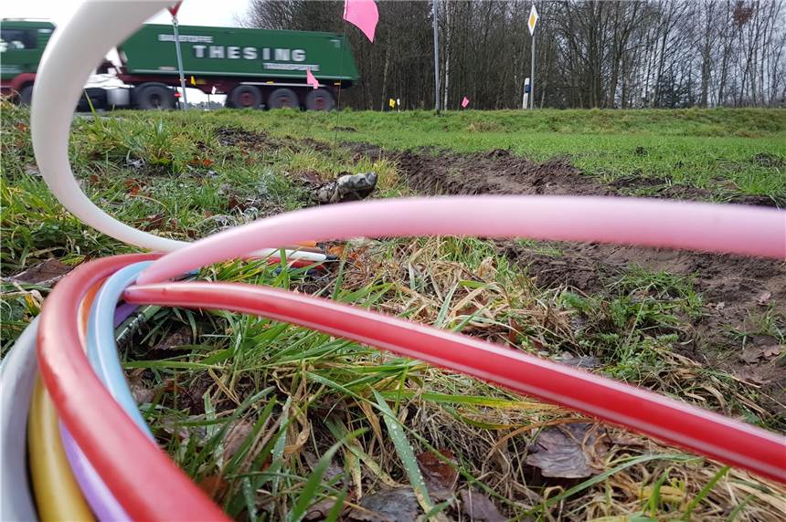 Glasfaserkabel für Turbo-Internet werden in Averbeck in die Erde gebracht Derzeit werden in Averbeck Glasfaserkabel verlegt.