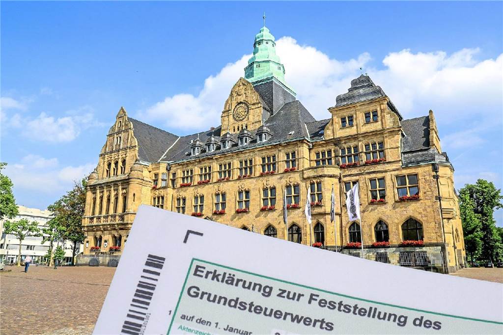 Grundsteuerwert-Formular vor dem Recklinghäuser Rathaus.