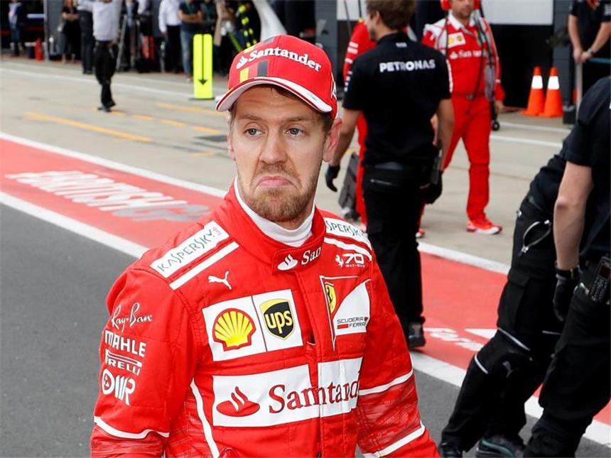 Vettel zum Reifenplatzer: Es kam wie aus dem Nichts Desaster für Sebastian Vettel: In der vorletzten Runde platzte ein Reifen. Foto: Martin Rickett