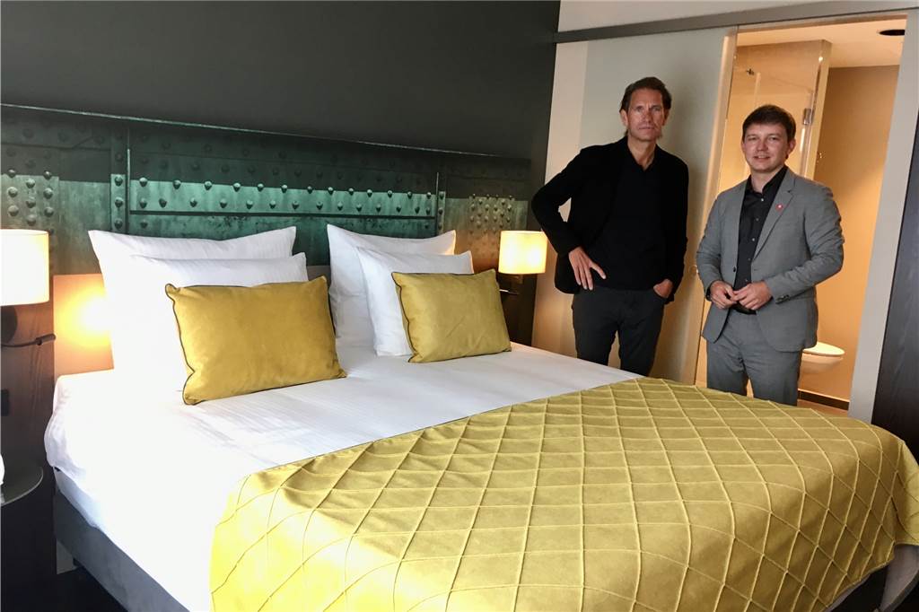 So viel Ruhrpott steckt in Dortmunds neuestem Vier-Sterne-Hotel Designer Andreas Neudahm und Hotelmanager Kevin Kasper in einem der 190 Zimmer im Hotel Leonardo am Burgwall.