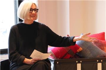 Designerin Eileen Fisher zeigt, was aus der wiederverwerteten Kleidung gemacht wird. Foto: Christina Horsten