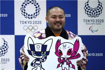 Designer Ryo Taniguchi präsentiert die von ihm entworfenen Maskottchen für die Olympischen Spiele 2020 in Tokio. Foto: Eugene Hoshiko/AP