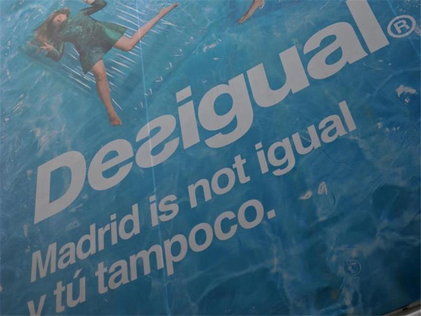 Spanische Modeketten erobern weltweit die Einkaufsstraßen Desigual hebt sich mit den leuchtenden Farben und schrägen Mustern seiner Kollektionen deutlich von der Konkurrenz ab. Foto: Andreas Gebert