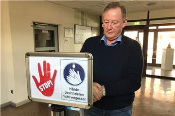 Desinfektionsmittel-Spender im Bürotrakt des Rütgers-Hauptquartiers: Auch Dr. Günther Weymans reinigt sich häufiger die Hände als sonst. Das Mittel in diesem Spender stellte die Firma im eigenen Werk her.
