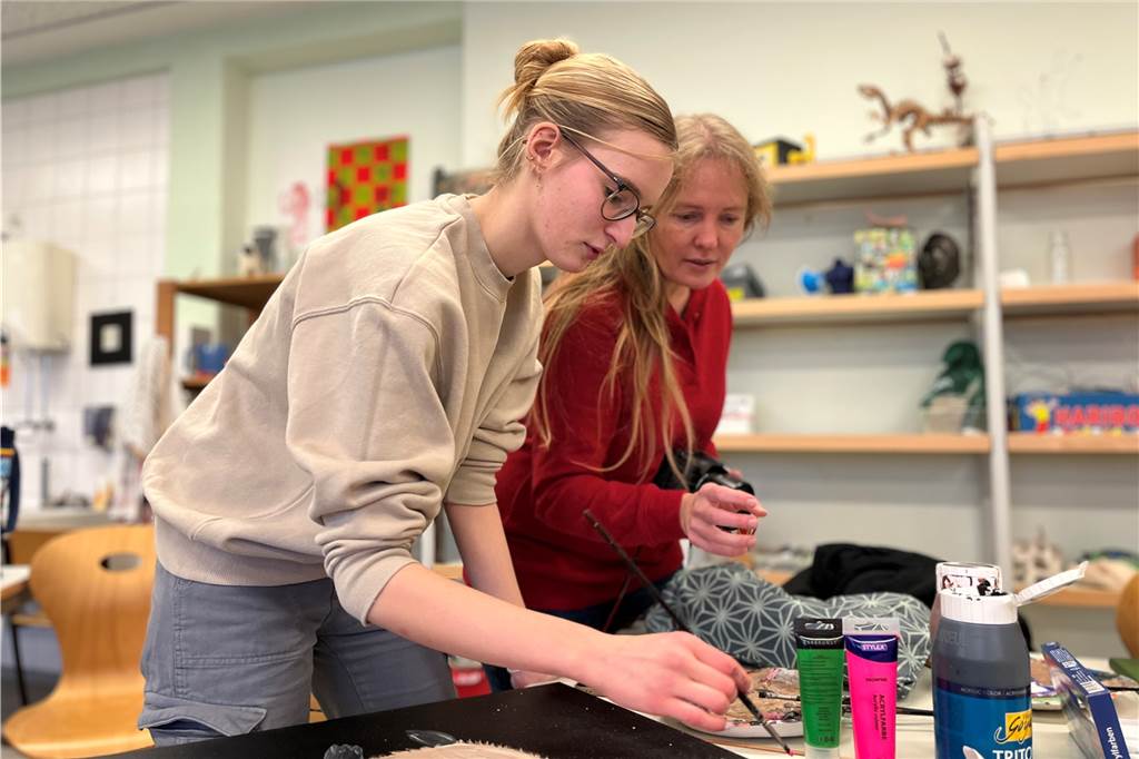 Kirchlinder Schule engagiert Street-Art Künstlerin Kunstlehrerin Janine Hofmann unterstützt die Schülerin Desirée (17) bei ihrer Leinwand.