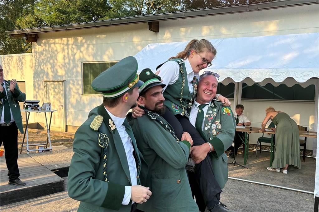 Désirée Burk wird hochgehoben.