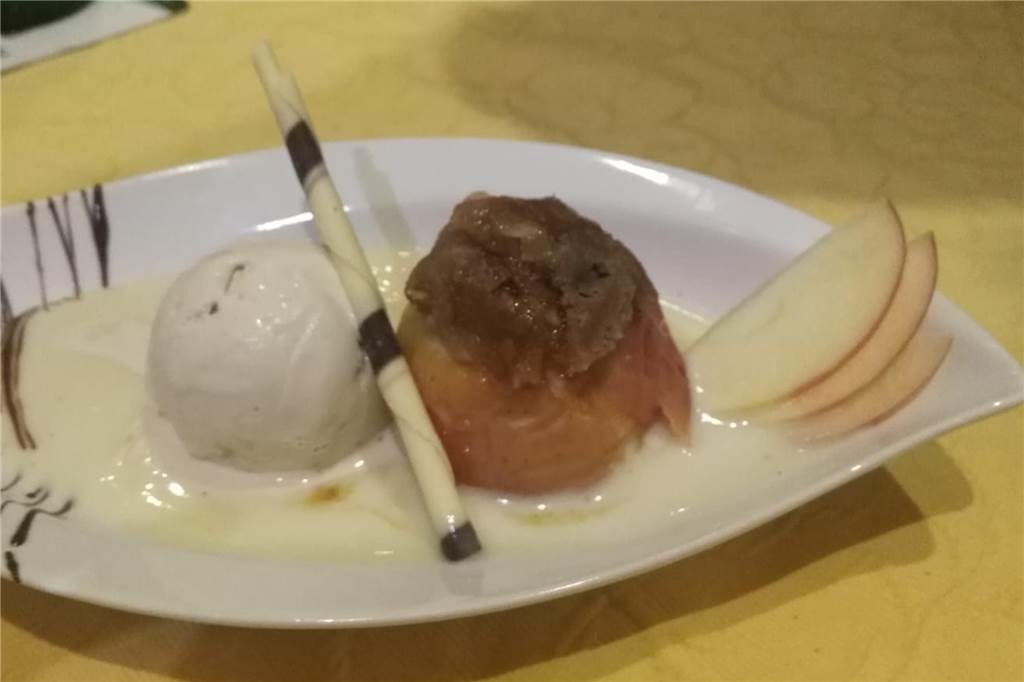 Himmelmann in Lippramsdorf: Ein uriges Restaurant für Fleisch-Fans Dessert: „Bratapfel in Amaretto-Sauce mit Walnuss-Eis“ (7 Euro)