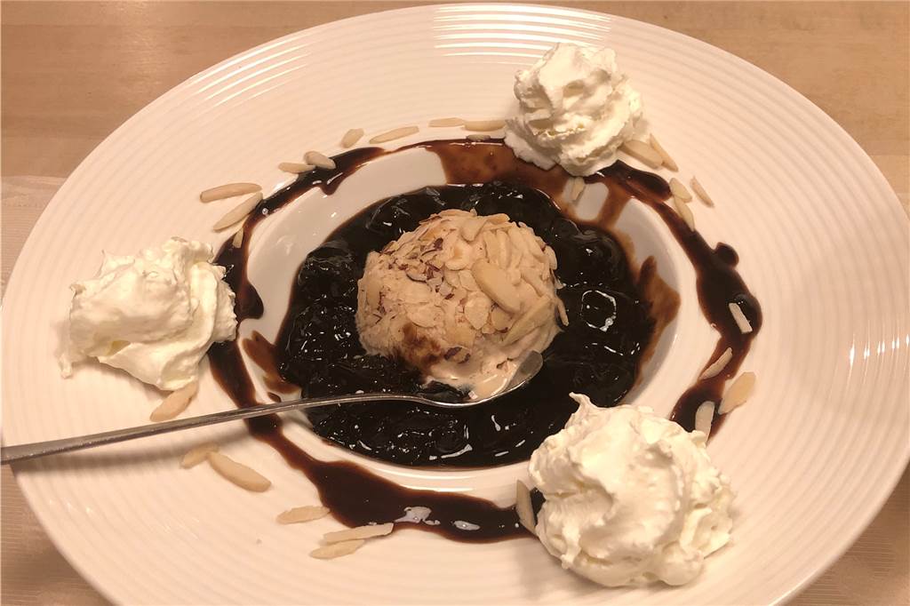 Dessert: Cognac-Pflaumen mit Walnusseis und Sahne