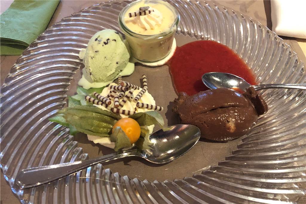 Dessert-Variationen mit Herrencreme im Gläschen, After-Eight-Eis, Mousse au Chocolat und Erdbeerspiegel