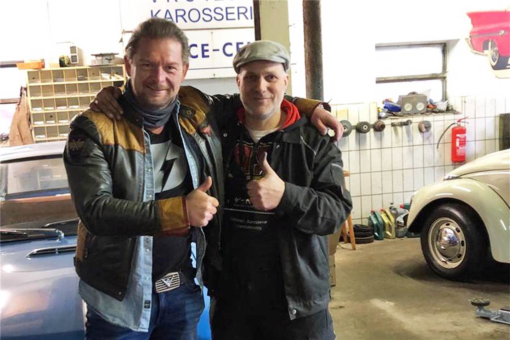 Det Müller mit Kamerateam zu Besuch bei Freund und Auto-Fan in Vreden Det Müller war bereits öfter zu Besuch in Vreden. Hier ein Bild mit Claas Cynapolt aus dem vergangenen Jahr.