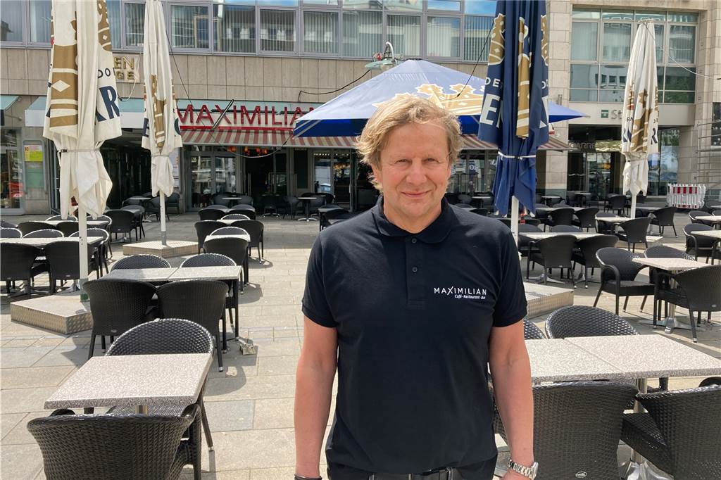 Sorge vor Fan-Krawallen: Lokale am Alten Markt schließen früher Detlef Beckmann, Mitinhaber des Lokals Maximilian am Alten Markt.